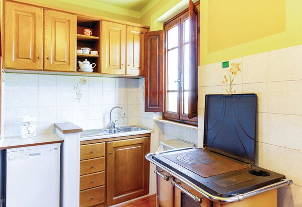 Casa Iris - Versilia, Holiday Home with Pool: Autunno, Cucina, Estate, Primavera