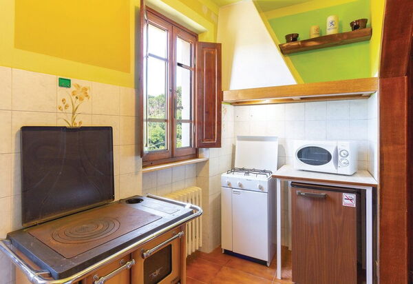 Casa Iris - Versilia, Holiday Home with Pool: Autunno, Cucina, Estate, Primavera