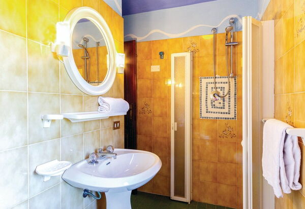 Casa Iris - Versilia, Holiday Home with Pool: Autunno, Bagno, Estate, Primavera