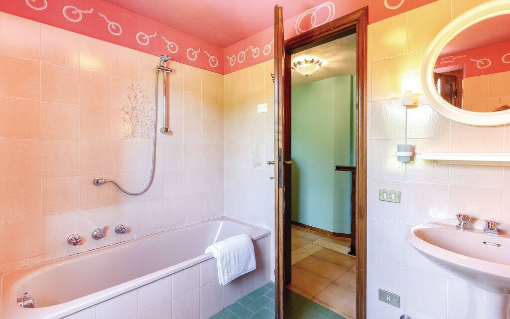 Casa Iris - Versilia, Holiday Home with Pool: Autunno, Bagno, Estate, Primavera