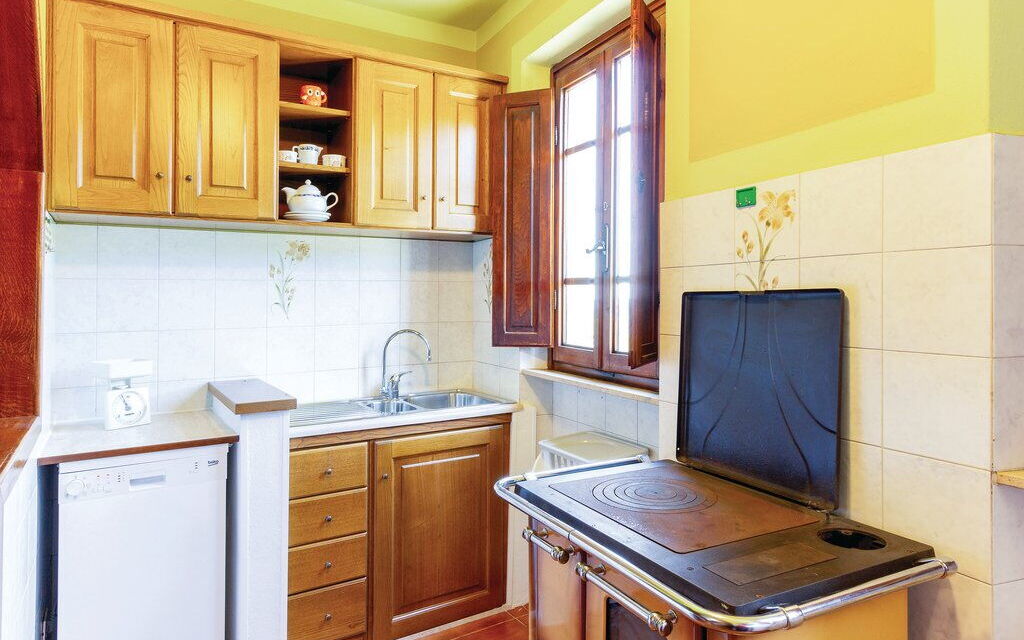 Casa Iris - Versilia, Holiday Home with Pool: Autunno, Cucina, Estate, Primavera