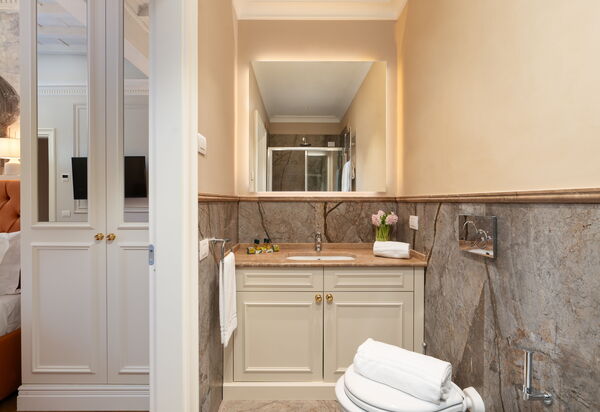 Palazzo Pazzi Vitali Luxury Apartments In Florence: Autumn, Bathroom, Spring, Summer