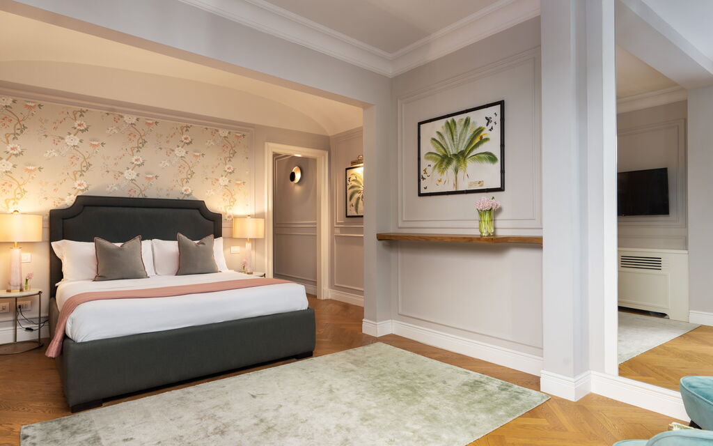 Palazzo Pazzi Vitali Luxury Apartments In Florence - : Autumn, Bedroom, Spring, Summer