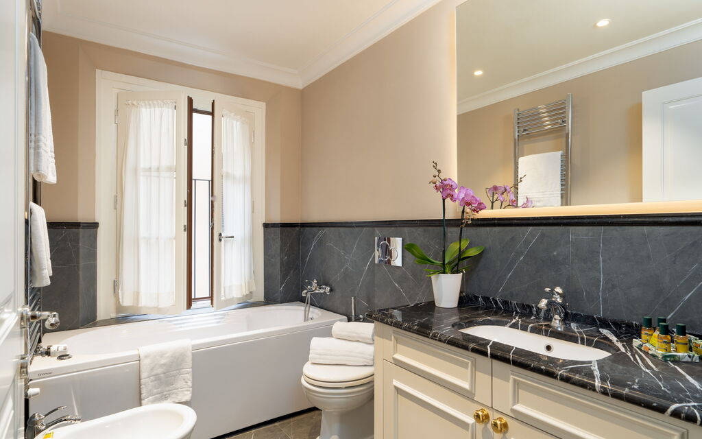 Palazzo Pazzi Vitali Luxury Apartments In Florence - : Autumn, Bathroom, Spring, Summer