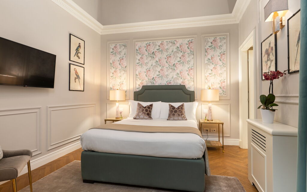 Palazzo Pazzi Vitali Luxury Apartments In Florence - : Autumn, Bedroom, Spring, Summer