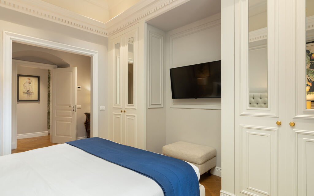 Palazzo Pazzi Vitali Luxury Apartments In Florence - : Autumn, Bedroom, Spring, Summer