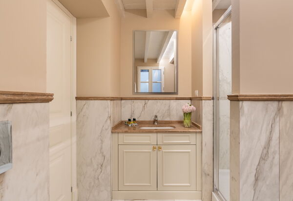 Bargello Penthouse Luxury Apartment In Florence By Palazzo Pazzi Vitali: Autumn, Bathroom, Spring, Summer