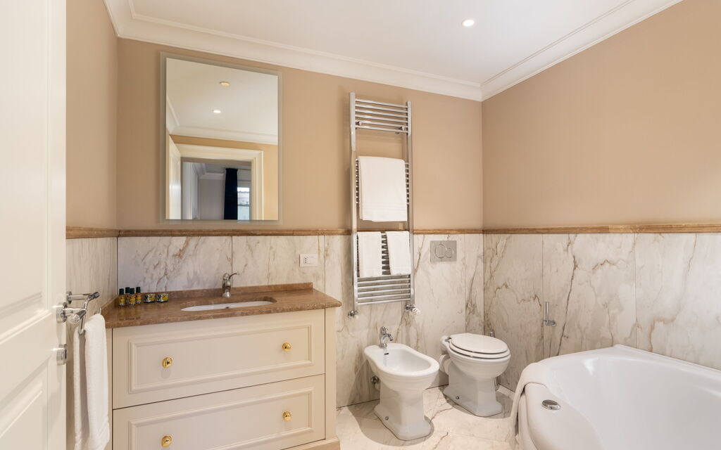 Bargello Penthouse Luxury Apartment In Florence By Palazzo Pazzi Vitali: Autumn, Bathroom, Spring, Summer