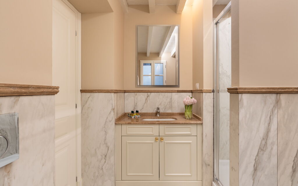 Bargello Penthouse Luxury Apartment In Florence By Palazzo Pazzi Vitali: Autumn, Bathroom, Spring, Summer