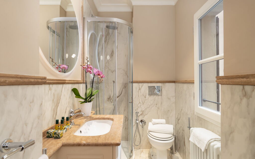 Bargello Penthouse Luxury Apartment In Florence By Palazzo Pazzi Vitali: Autumn, Bathroom, Spring, Summer