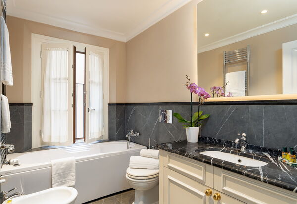 Pazzi Penthouse Luxury Apartment In Florence By Palazzo Pazzi Vitali: Autumn, Bathroom, Spring, Summer