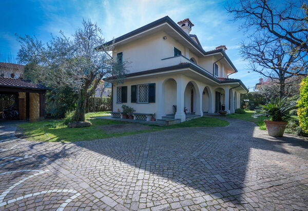 Villa Le Fontanelle In Forte Dei Marmi With Ac: Autumn, Garden, Spring, Summer