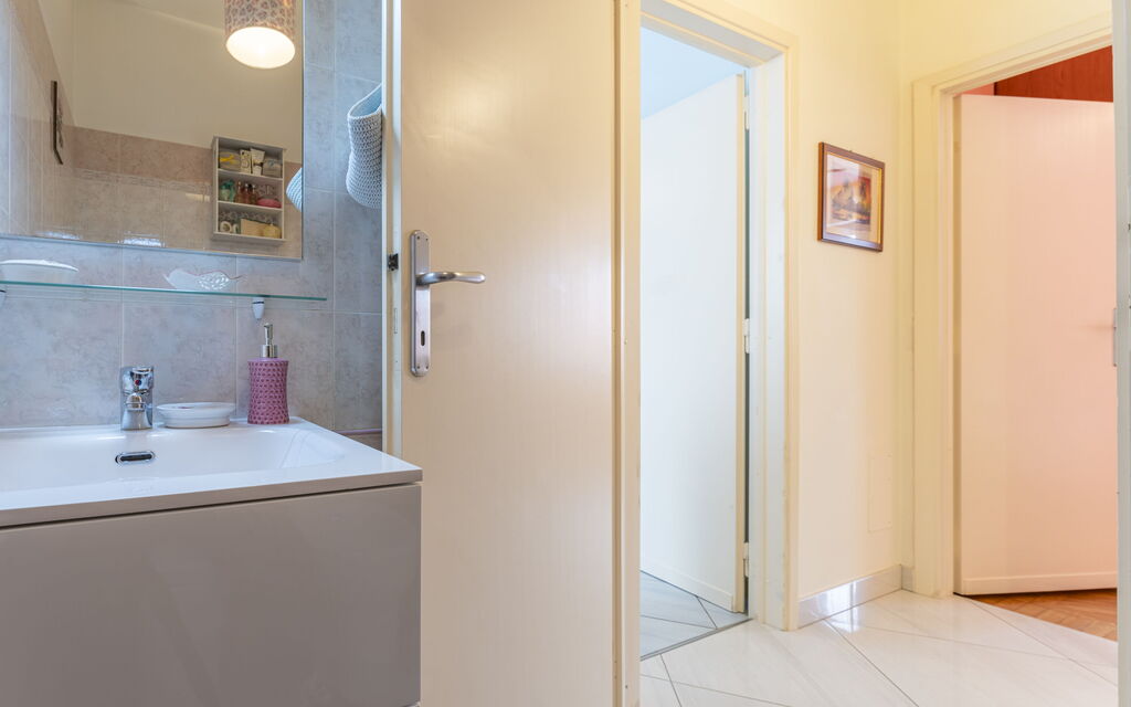 Leandro's House Near Thermal Baths: Autumn, Bathroom, Spring, Summer