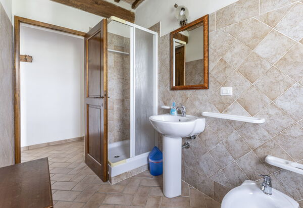 Apartment Marcigliana Front Pool Wi-fi Radicondoli: Autunno, Bagno, Estate, Primavera