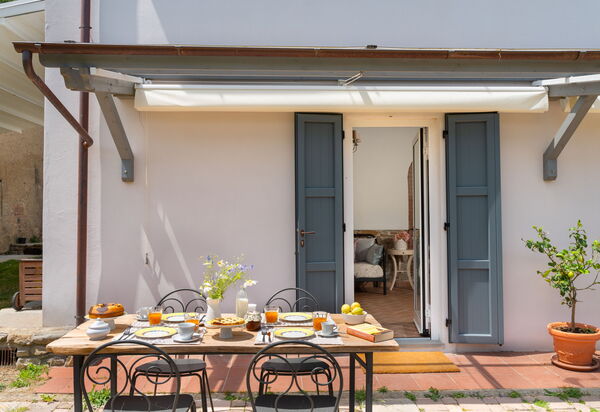 La Casa Del Tiglio: Balcony / Terrace / Patio, Building Exterior, Food, Garden, Outdoor