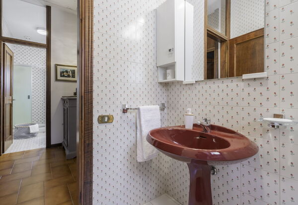 Casa Martina, Piazza Delle Erbe, San Gimignano: Autumn, Bathroom, Spring, Summer, Winter