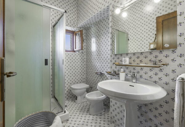 Casa Martina, Piazza Delle Erbe, San Gimignano: Autumn, Bathroom, Spring, Summer, Winter