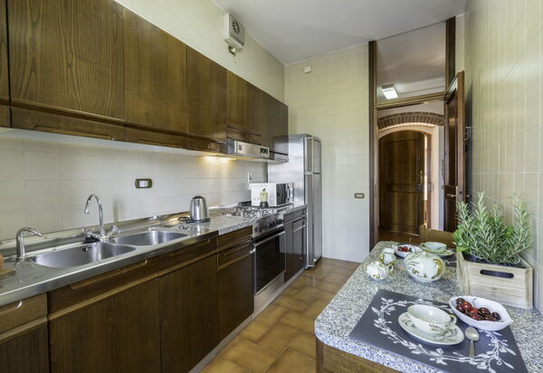 Casa Martina, Piazza Delle Erbe, San Gimignano: Autumn, Kitchen, Spring, Summer