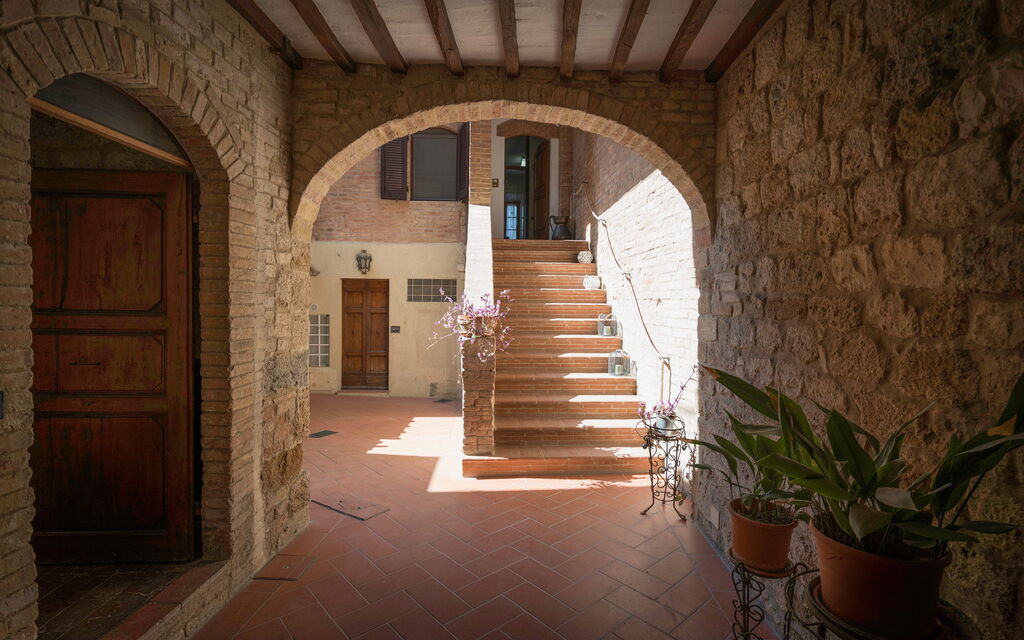 Casa Martina, Piazza Delle Erbe, San Gimignano: Autumn, Building Exterior, Spring, Summer