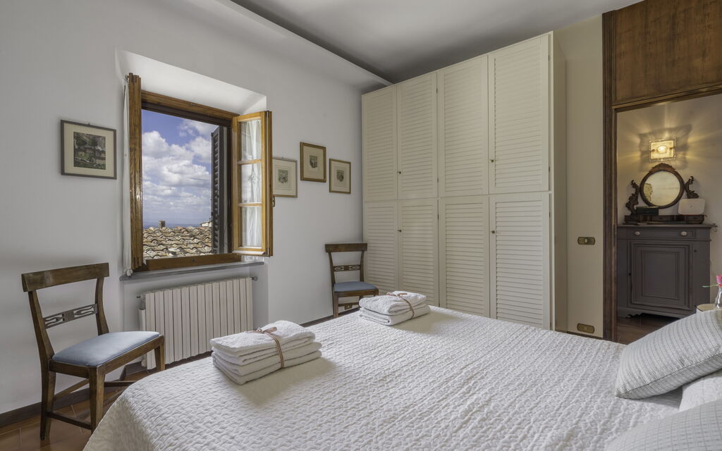 Casa Martina, Piazza Delle Erbe, San Gimignano: Autumn, Bedroom, Spring, Summer, Winter