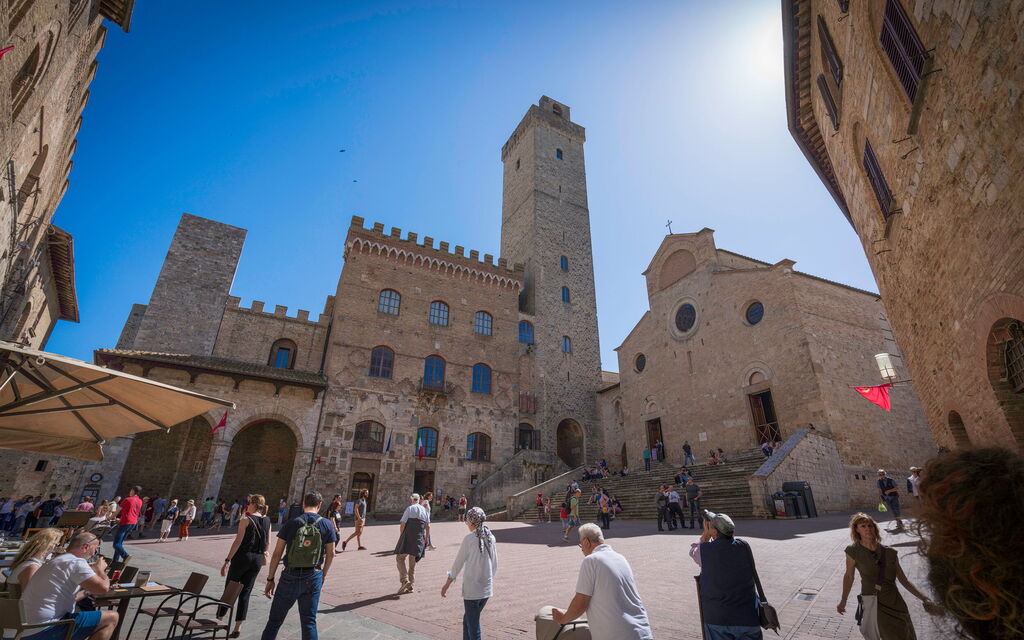 Casa Martina, Piazza Delle Erbe, San Gimignano: Autumn, Building Exterior, Spring, Summer