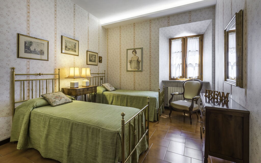 Casa Martina, Piazza Delle Erbe, San Gimignano: Autumn, Bedroom, Spring, Summer, Winter