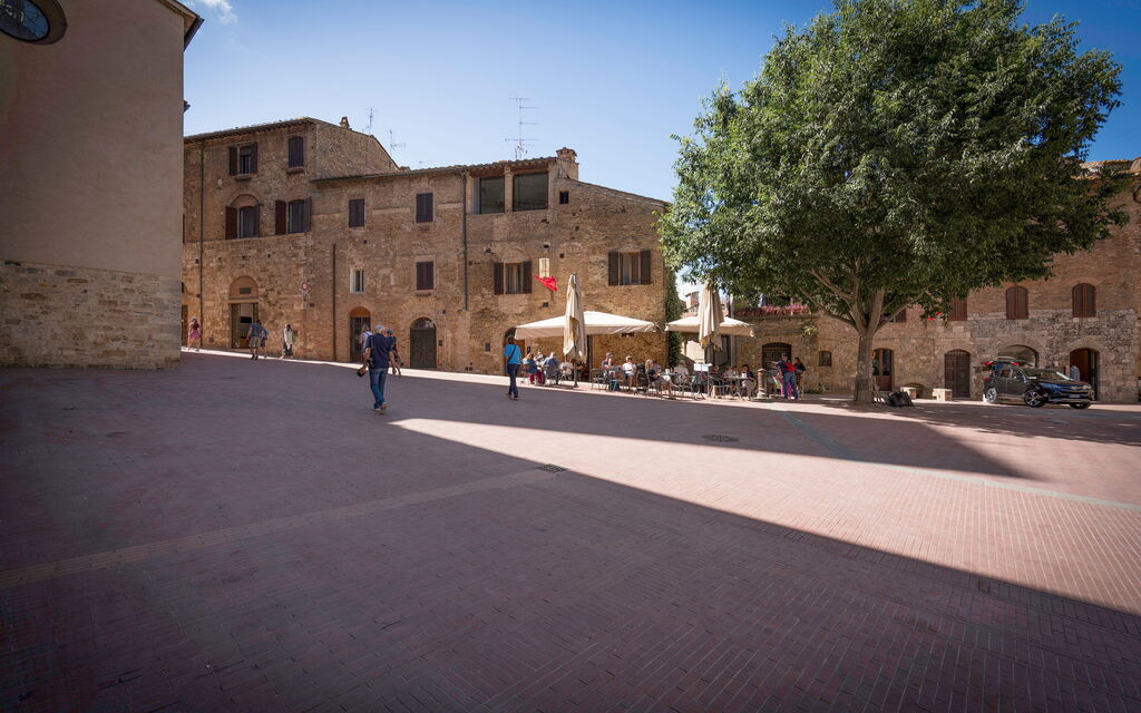 Casa Martina, Piazza Delle Erbe, San Gimignano: Autumn, Building Exterior, Spring, Summer