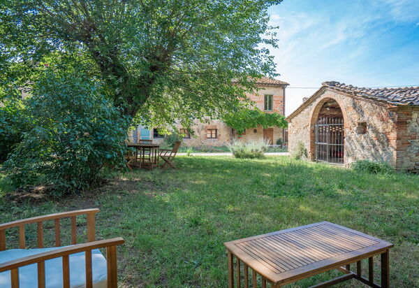 Il Palazzetto Francigena, Monteriggioni: Autumn, Garden, Spring, Summer