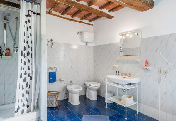 Il Palazzetto Francigena, Monteriggioni: Autumn, Bathroom, Spring, Summer