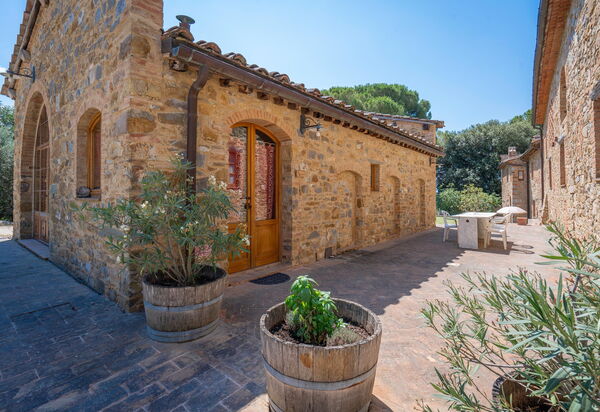 Le Fonti Apartments With Ac Near Siena: Autumn, Main Entrance, Spring, Summer