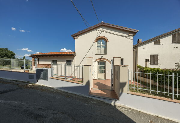 Villacolle 1, Poggio a Caiano, Hot Tub, Wifi, Ac: Autumn, Garden, Spring, Summer