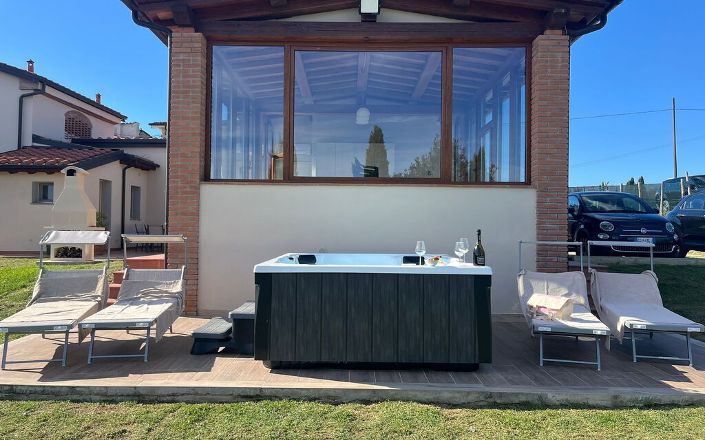 Villacolle 1, Poggio a Caiano, Hot Tub, Wifi, Ac: Autumn, Garden, Spring, Summer