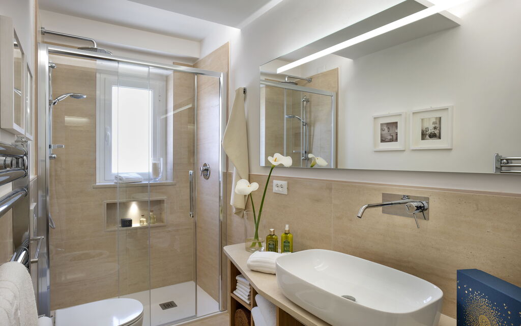 Butterfly With Beach & Breakfast Included: Autumn, Bathroom, Spring, Summer, Winter