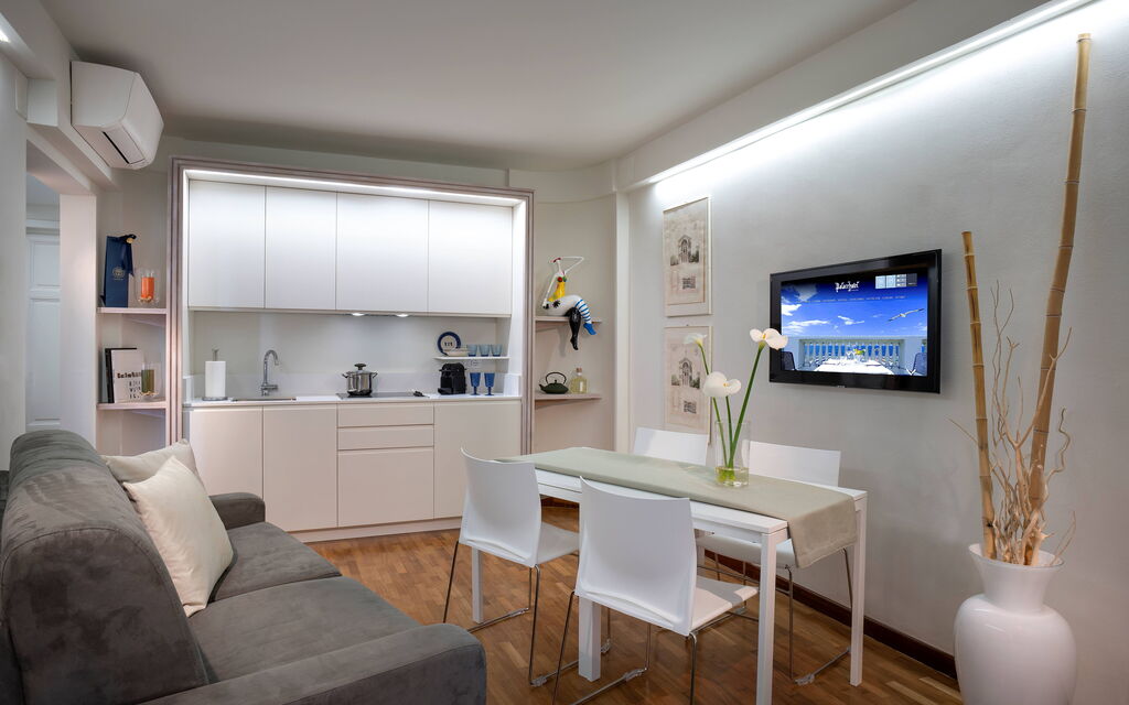 Butterfly With Beach & Breakfast Included: Autumn, Dining Room, Kitchen, Living Room, Spring, Summer, Winter