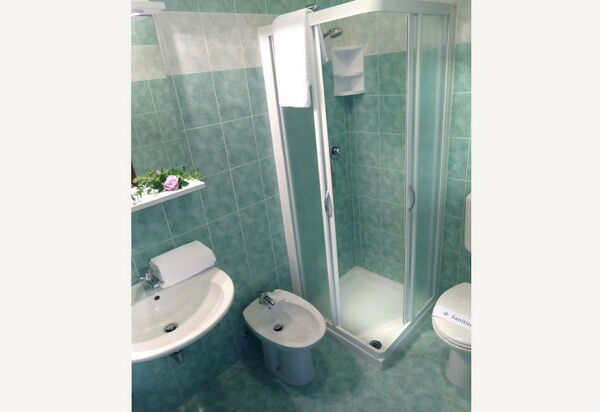 Apt. Bright Star - Bibione: Autumn, Bathroom, Spring, Summer