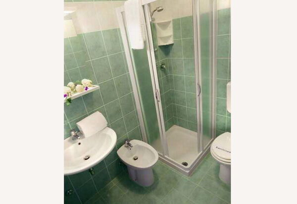 Apt. Elegance - Bibione: Autumn, Bathroom, Spring, Summer