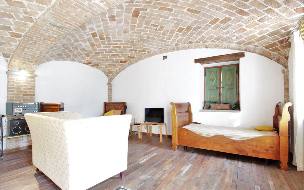 La Casa Dei Nonni, House With Private Pool, Torino: Autunno, Estate, Primavera, Soggiorno