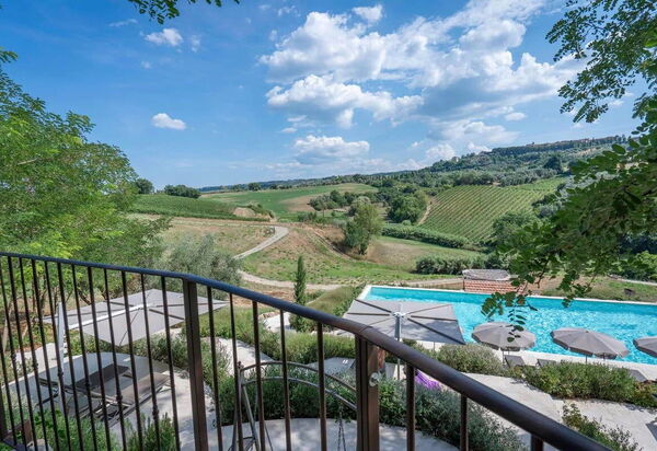 Melaiolo Modern Apartment With Pool, Montaione, Toscana: Autunno, Estate, Piscina, Primavera