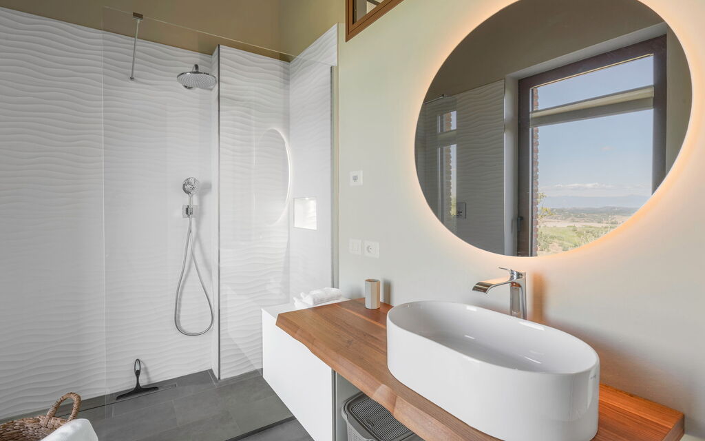 Melaiolo Modern Apartment With Pool, Montaione, Toscana: Autumn, Bathroom, Spring, Summer