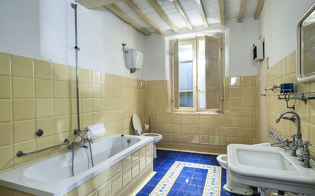 Villa Montalcinello In Siena, Private Pool: villa-montalcinello-chiusdino-villa-bathroom