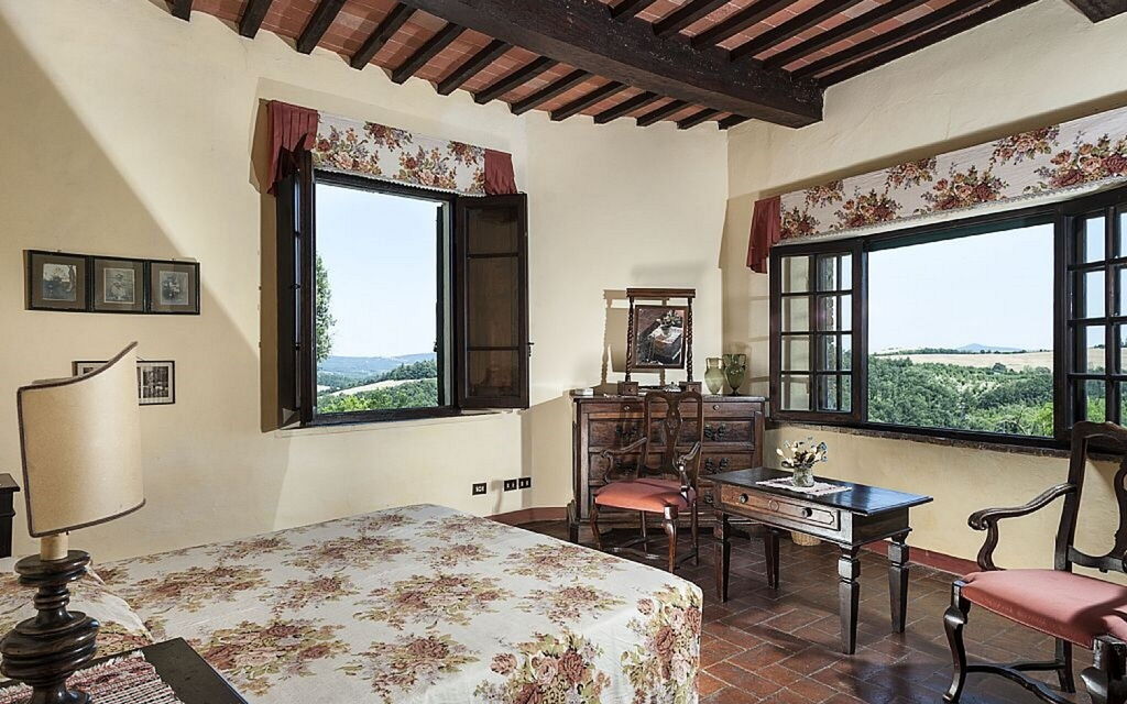 Villa Montalcinello In Siena, Private Pool: villa-montalcinello-chiusdino-villa-bedroom