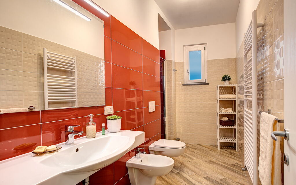 Clementine Country House: Autumn, Bathroom, Spring, Summer, Winter