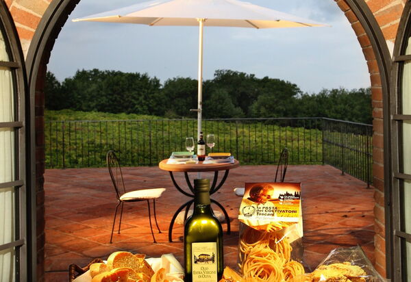 Agriturismo la Papessa: agriturismo-la-papessa-chianti-san-donato-multiproprietà-melograno-balcone-cibo