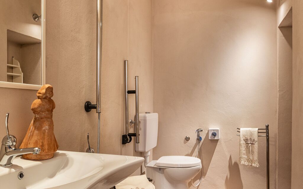 Agriturismo la Papessa - : agriturismo-la-papessa-chianti-san-donato-farmhouse-azalea-bathroom