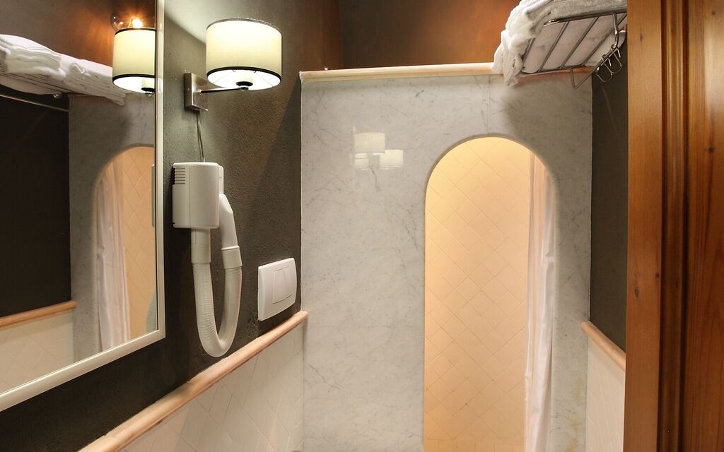 Agriturismo la Papessa - : agriturismo-la-papessa-chianti-san-donato-farmhouse-melograno-bathroom