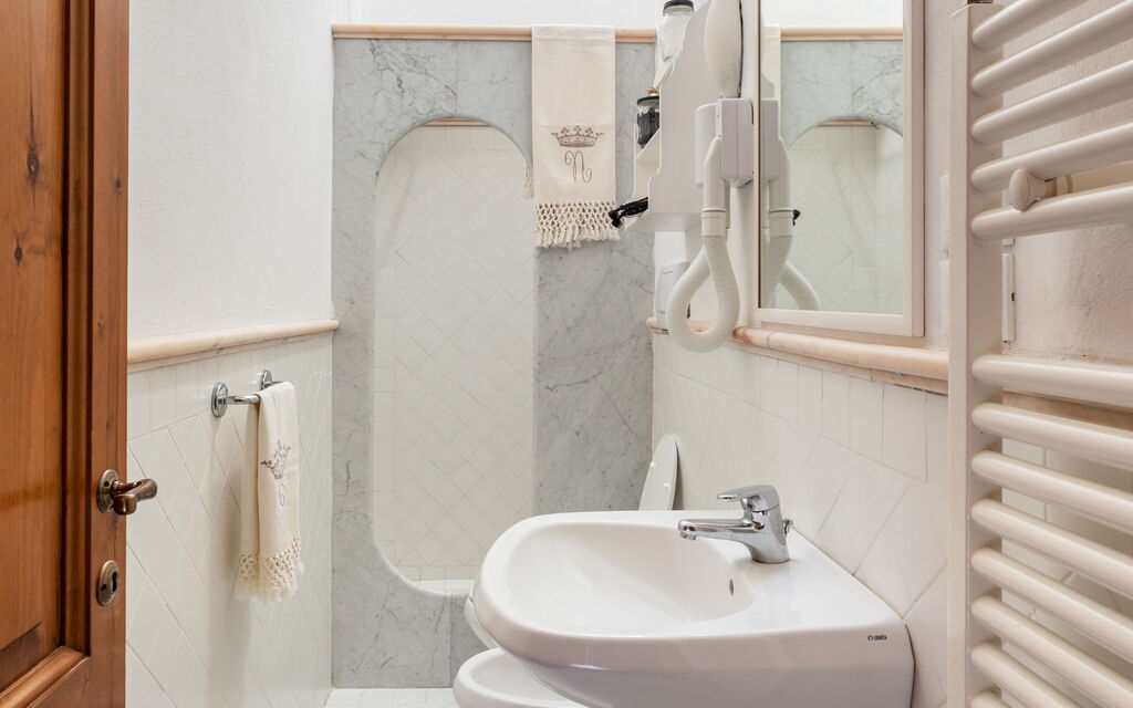 Agriturismo la Papessa - : agriturismo-la-papessa-chianti-san-donato-farmhouse-oleandro-bathroom