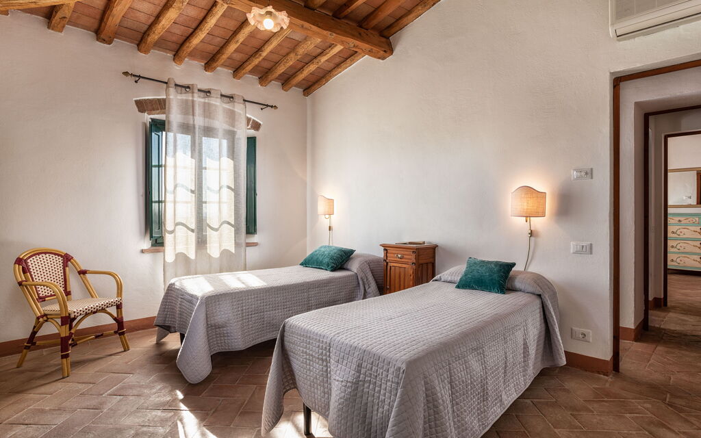 Agriturismo la Papessa - : agriturismo-la-papessa-chianti-san-donato-farmhouse-rododendro-bedroom