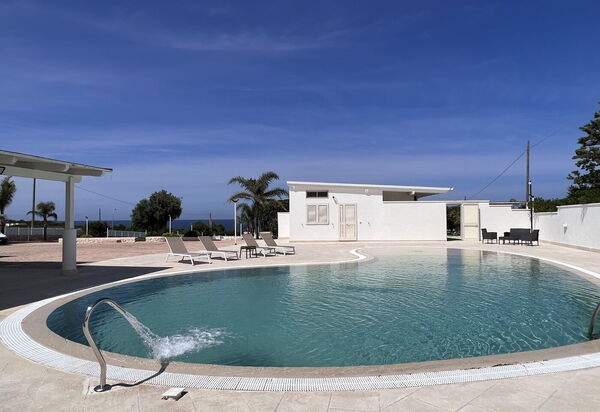 Villa Azzurra Seaview In Monopoli, Puglia: Autunno, Estate, Piscina, Primavera