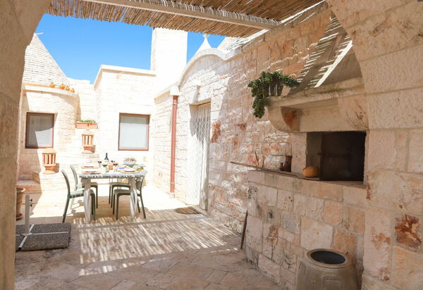 Country Trullo Rosso With Jacuzzi Alberobello: Autunno, Entrata Principale, Estate, Giardino, Primavera