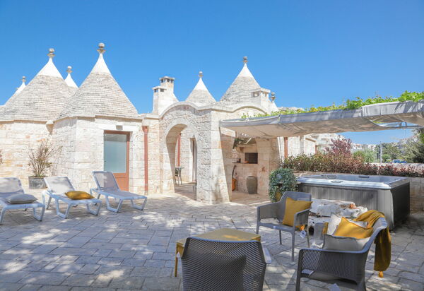 Country Trullo Rosso With Jacuzzi Alberobello: Autunno, Estate, Giardino, Primavera